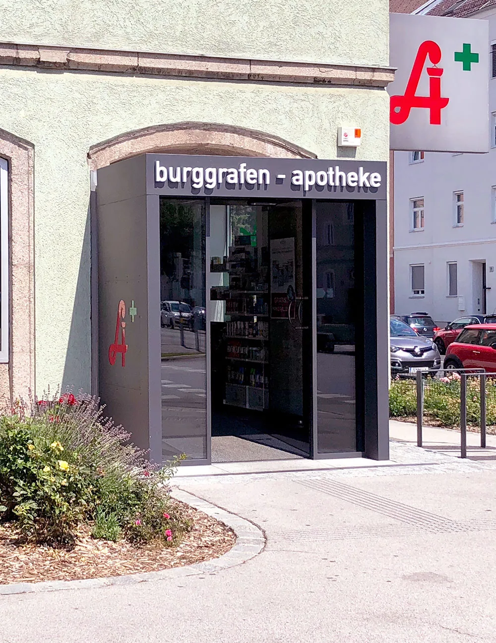 Eingang der Burggrafen-Apotheke in Innsbruck mit Schriftzug „burggrafen – apotheke“ und dem roten Apotheken-A